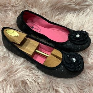 Lindsay Phillips stretchy Flats.